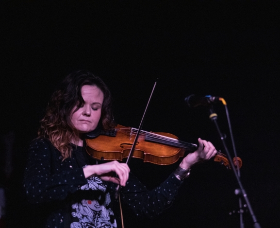 Tania Elizabeth Delights Fiddle Fans at Neighborhood Theatre