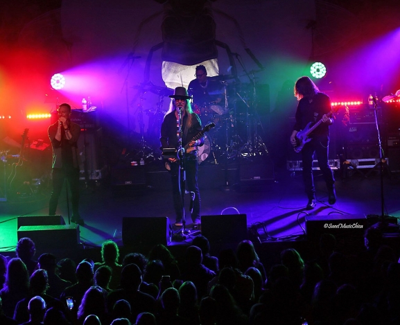 <strong>Jerry F#cking Cantrell Brightens Milwaukee</strong>