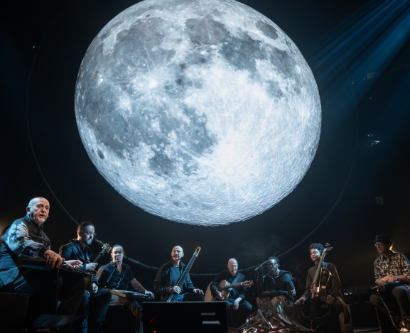 Peter Gabriel connects with Milwaukee fans during “i/o” exchange