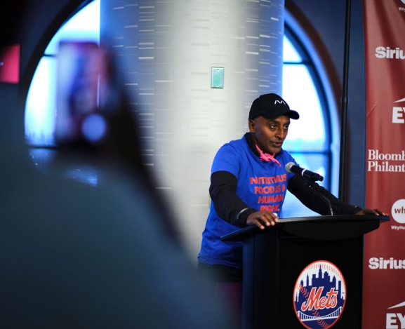 Celeb Chef Marcus Samuelsson runs Citi Field to end hunger