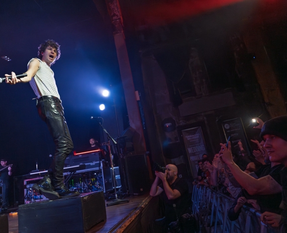 The Kooks start strong but stumble before the finish in Milwaukee
